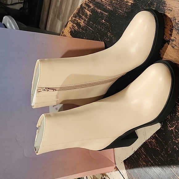 LISA VICKY Valid Platform Boot In Beige Size 9.5 New In Box - Picture 1 of 4